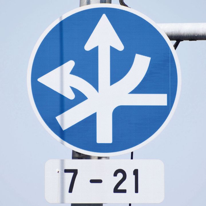 くねくね矢印の道路標識