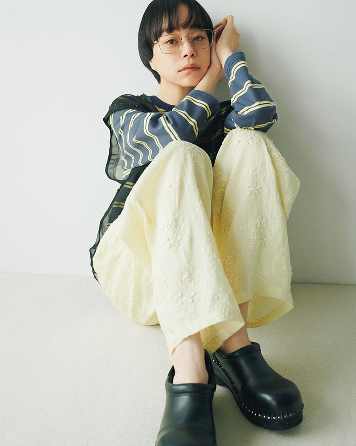 立体感のある刺しゅうが描く、やさしい花模様