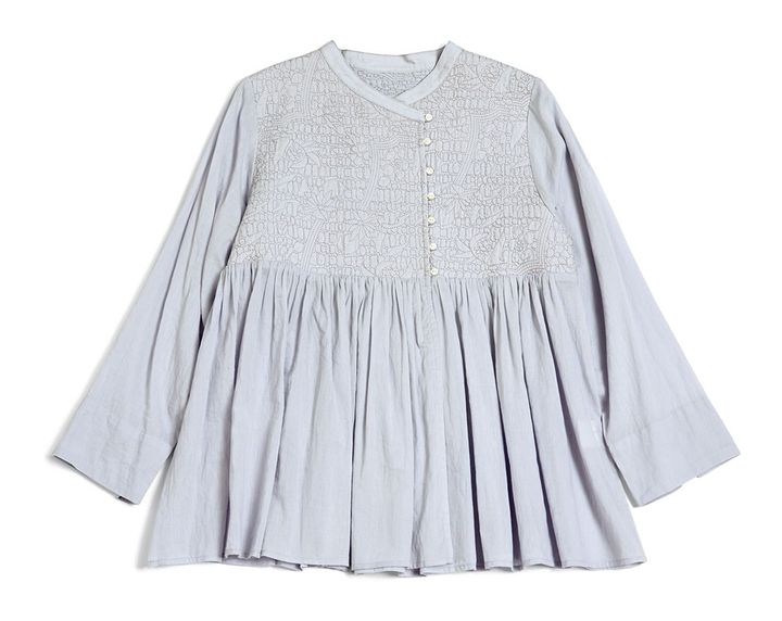 ブラウス¥22,000／アデュー トリステス（アデュー トリステス）