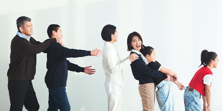 夫の井上康生さんと4人の子どもたちと並んで笑う東原亜希さん