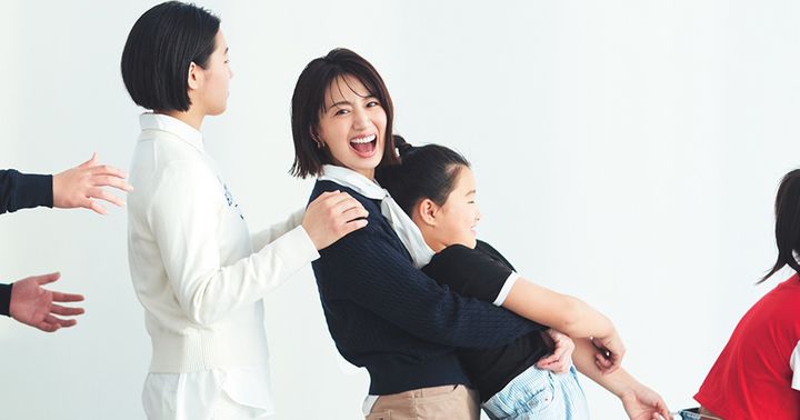 子どもたちに挟まれて笑う東原亜希さん