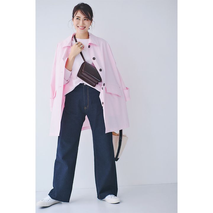 濃紺デニムにピンクのトップスが可愛いママコーデ