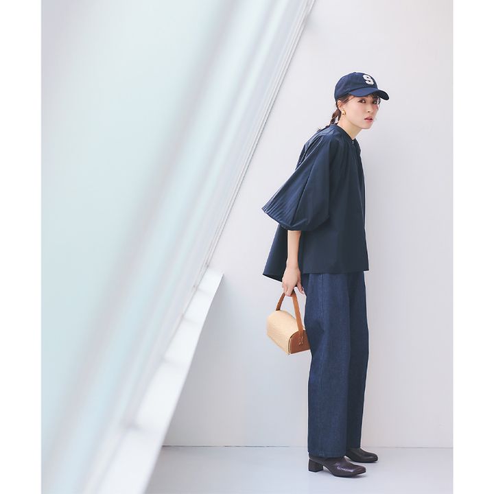 濃紺デニムのトップスはネイビーでキレイめ仕上げに