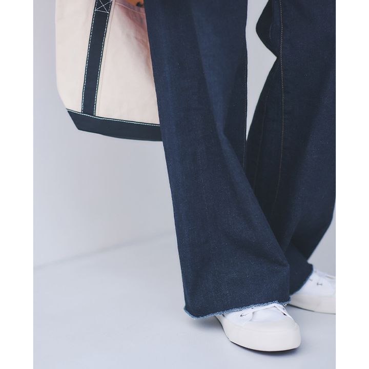 さりげない切りっぱなしの裾がオシャレなデニム