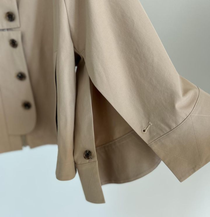 画像: 【GU×rokh】ショートケープコート by rokh ¥4,990 www.gu-global.com