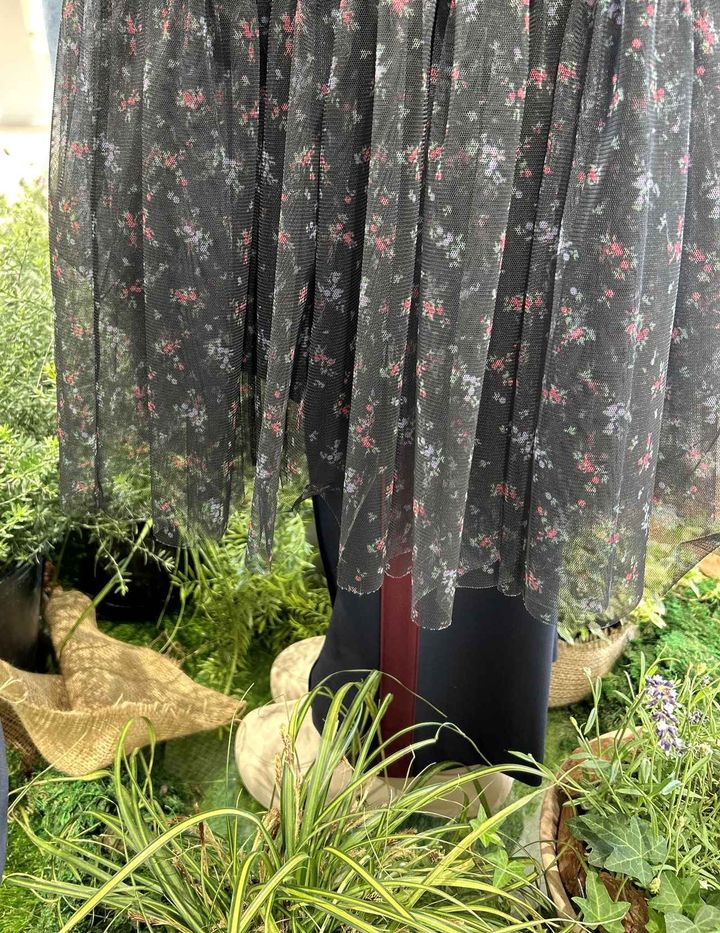 画像: 【GU×rokh】チュールスカート by rokh¥3,990、トラックパンツ by rokh¥3,990、ローファークロッグサンダル by rokh¥2,990 www.gu-global.com