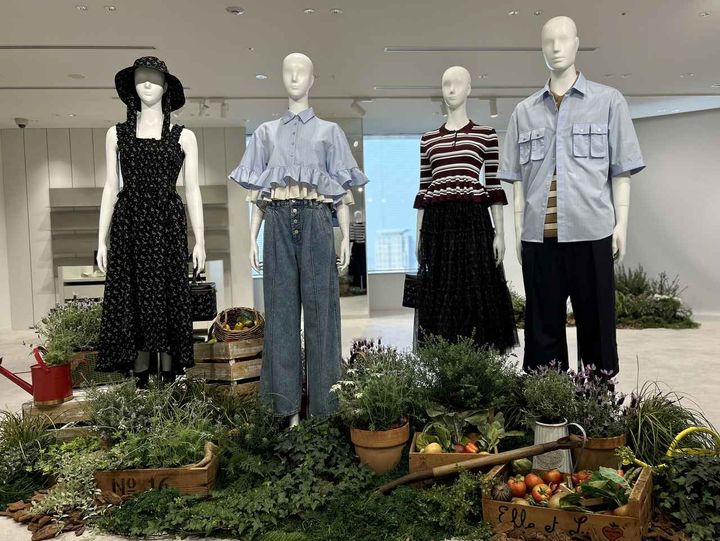 画像: 【GU×rokh】左：スモッキングキャミソールワンピース by rokh¥4,990、ワイドブリムハット(フラワー) by rokh¥1,990、バニティバッグ(フラワー) by rokh¥2,990 中央左：ペプラムシャツ(5分袖) by rokh¥2,990、リブポロセーター(7分袖) by rokh¥2,990、ワイドジーンズ by rokh¥3,990 中央右：ボーダーリブポロセーター(7分袖) by rokh¥2,990、チュールスカート by rokh¥3,990、バニティバッグ(フラワー) by rokh¥2,990 右：ユーティリティシャツ(5分袖) by rokh¥3,990、ニットポロシャツ(5分袖) by rokh¥2,990、クロップドパンツ by rokh¥3,990 www.gu-global.com