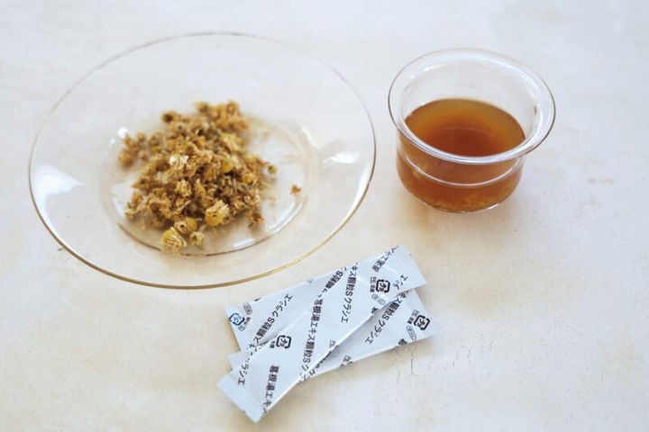 自家製のカモミールティー。 「葛根湯は特に冷えを感じたときに飲むようにしています。ジンジャーシロップは飲みたいときにササッと作っておきます」