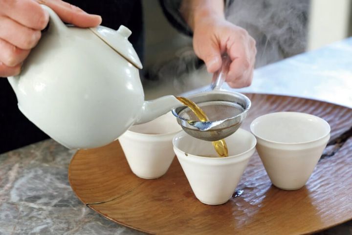 お茶を淹れているときもハーブの香りが立ち上る。