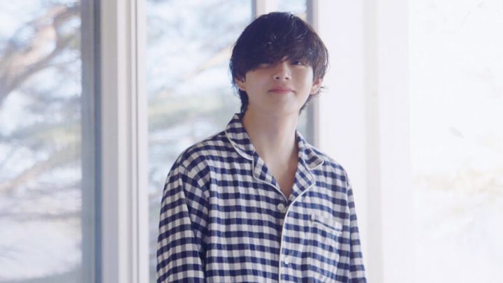 アイドルグループBTSのメンバー。ファンからはテテという愛称で親しまれる。ビジュアル、リードボーカル、リードダンサーを担当。