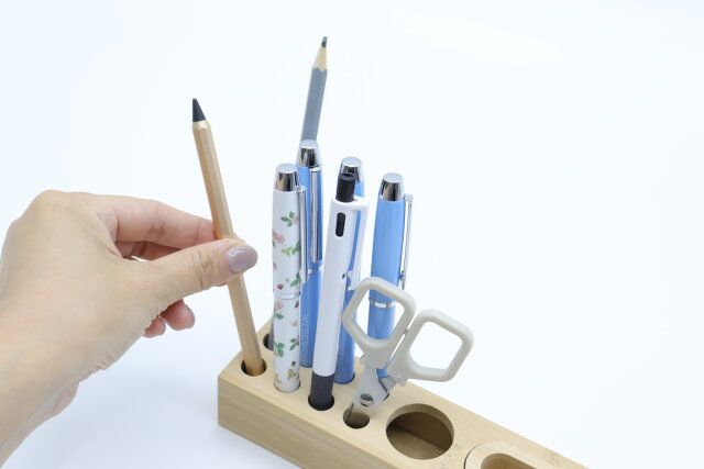 スタンダードプロダクツのバンブーペンホルダーはペンを8本収納できる