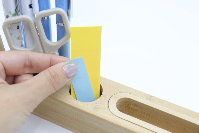 スタンダードプロダクツのバンブーペンホルダーは付箋やのりを収納できる