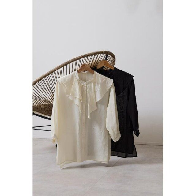 しまむらのラッフル襟ブラウス