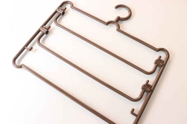 ダイソーのスペースパフォーマンスが良いプラスチックズボンハンガー 3段