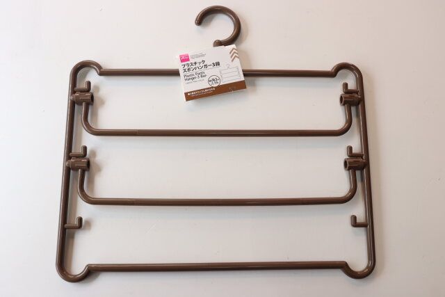 ダイソーのプラスチックズボンハンガー 3段のパッケージ