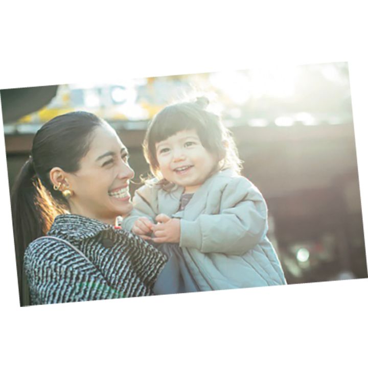 子どもを抱っこしている森泉さん