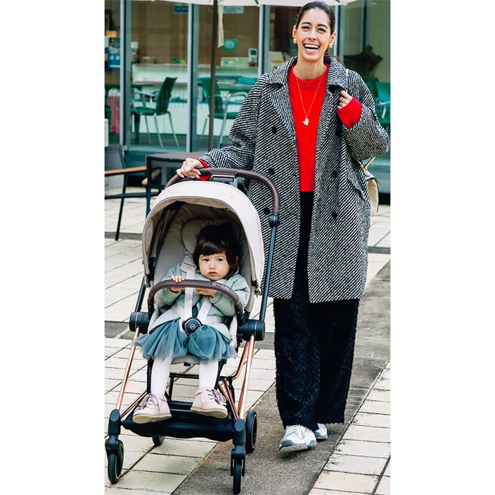 カートを押す森泉さんのファッション