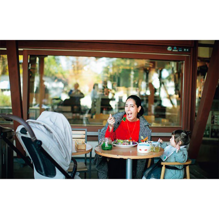 広いテラスでゆっくりくつろぐ