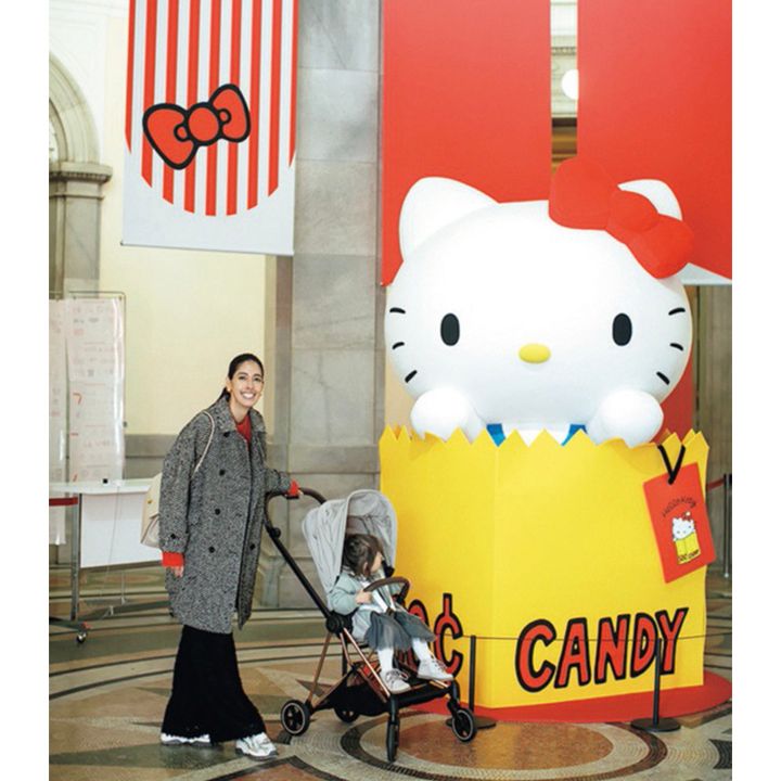 大きなキティのそばにカート置き