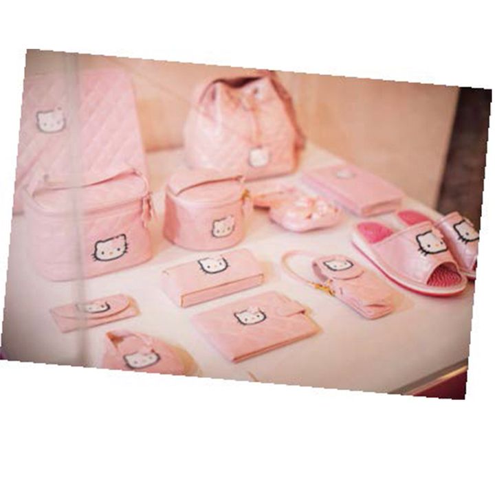 ピンクキルトのキティがずらり