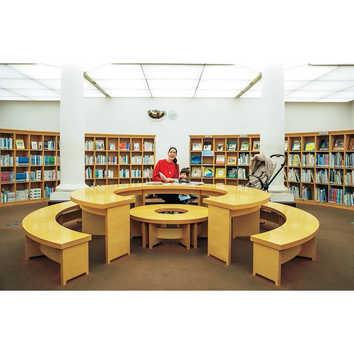 広々とした児童書コーナー