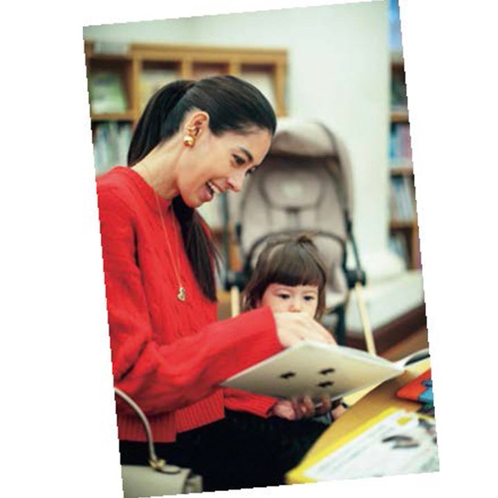 子どもと本を読む森泉さん