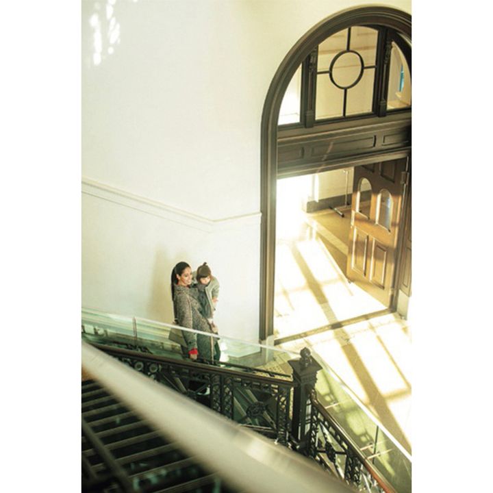 内階段も歴史を感じる重厚感