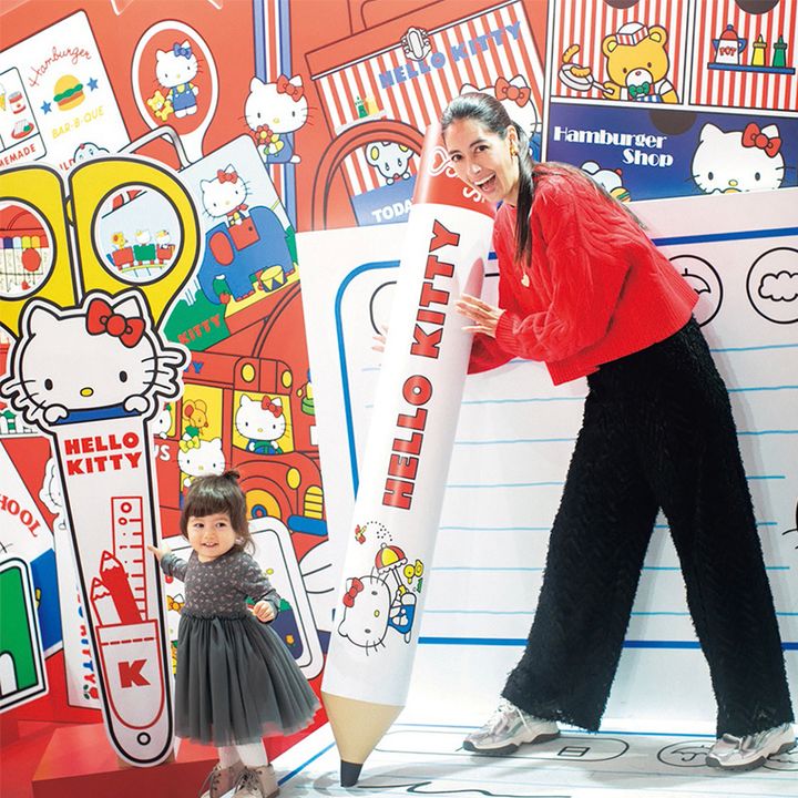 森泉さんと子どもが写真撮影するイメージ