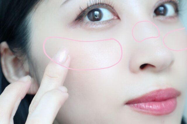 【チーク・リップ】しっかり塗って肌＆目もとから視線をそらす