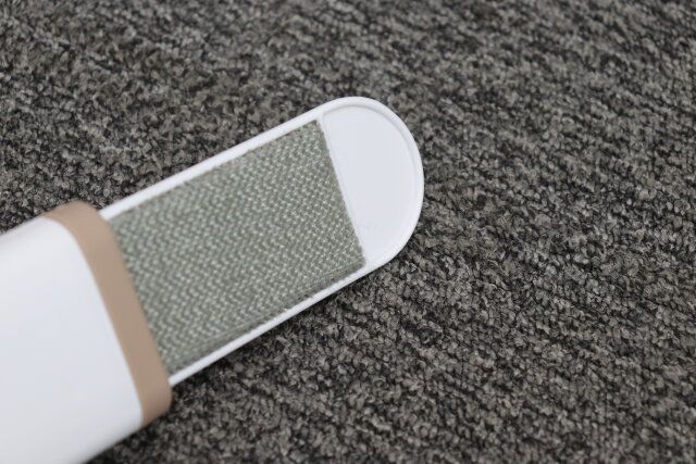 キャンドゥのホコリ取りブラシ 携帯用はカーペットの掃除におすすめ