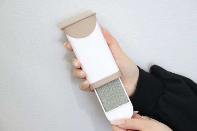 キャンドゥのホコリ取りブラシ 携帯用はケース一体型