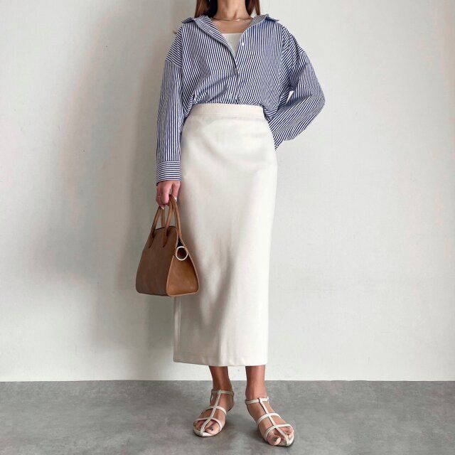 抜け感を出したストライプシャツで大人なカラーコーデ