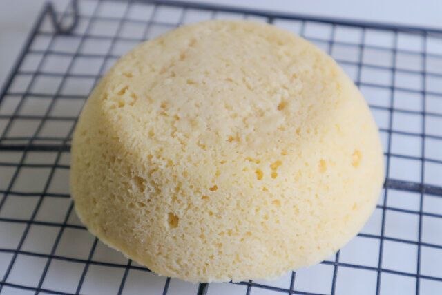 ボウルを裏返し、軽くトントンして落とし、冷ます。