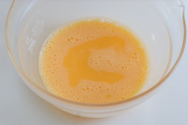 耐熱のボウルに卵を割りほぐし、砂糖を加えて混ぜ合わせる。