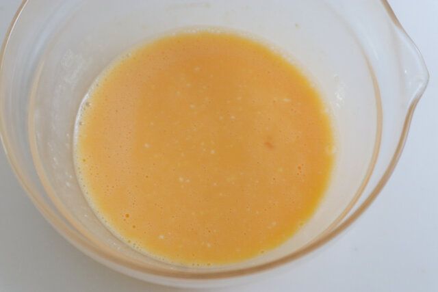 プレーンヨーグルトを加えて、よく混ぜ合わせる。