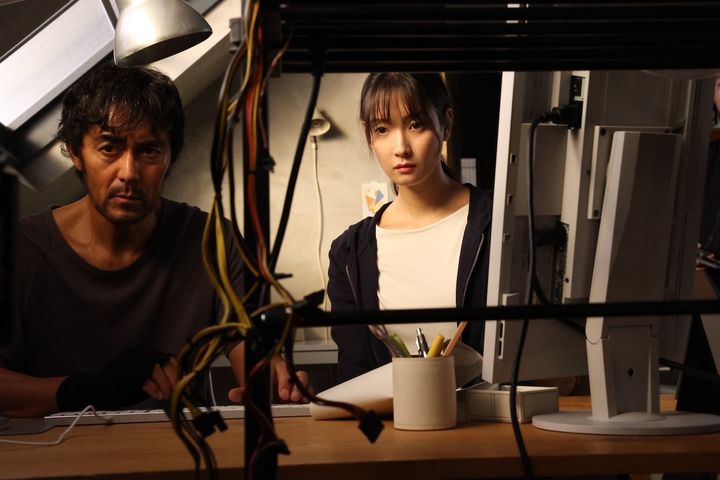 阿部寛＆菜々緒、2人の間に張り詰めた緊張感が漂う…騙し、騙されるマネーゲームの行方は？