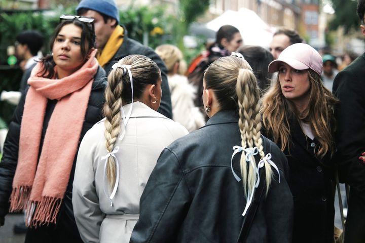 これなら真似できそう！三つ編み×リボンのお揃いヘアアレンジ