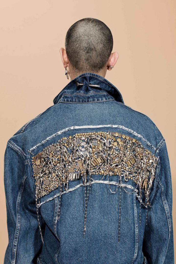 2016年に発表されたHALBSTARKE（ハルプシュタルケ）コレクション。1950年代にドイツ、オーストリア、スイスなどで現れた一線を画すカルチャーを嗜好した少年達に焦点を当て、彼らが抱える世俗文化への野心を投影した。 Photo_ Amy Gwatkin