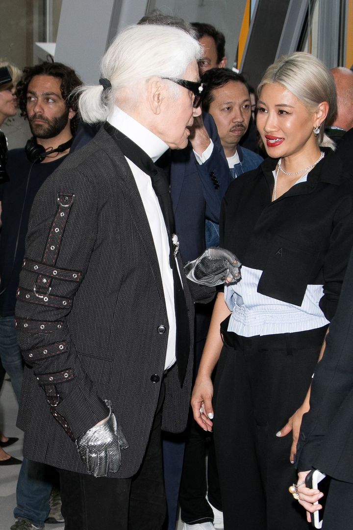 2017年、LVMHヤング・ファッションデザイナー賞のファイナリストに選出し、審査員を務めた故カール・ラガーフェルドと対面した。 Photo_ Getty Images