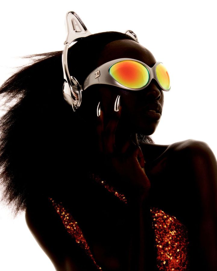 2023年春夏コレクションで発表された猫耳ヘッドフォン。 Photo_ Suzie & Leo