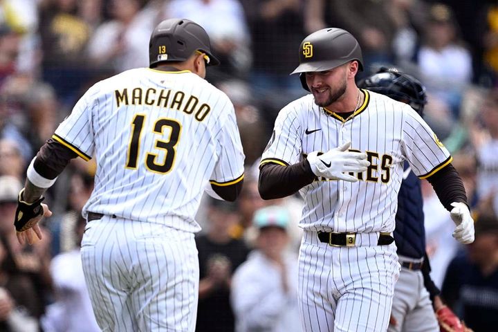 パドレスのジャクソン・メリル（右）とマニー・マチャド（C）Getty Images