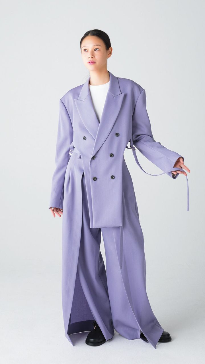 大胆なカッティングでモードな雰囲気に。