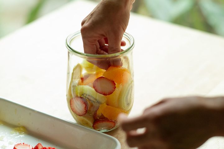 フルーツを積み上げていく