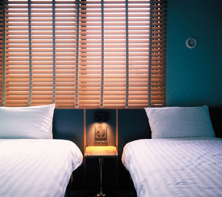 泊まれる演劇「雨と花束 ～ ゆらぎ、ただよう」ではホテルが丸ごと物語の世界観に