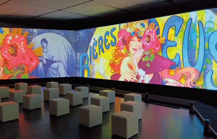 ミュシャ展～アール・ヌーヴォーの女神たち～では高精細のプロジェクターで、名作絵画が華やかに躍動する