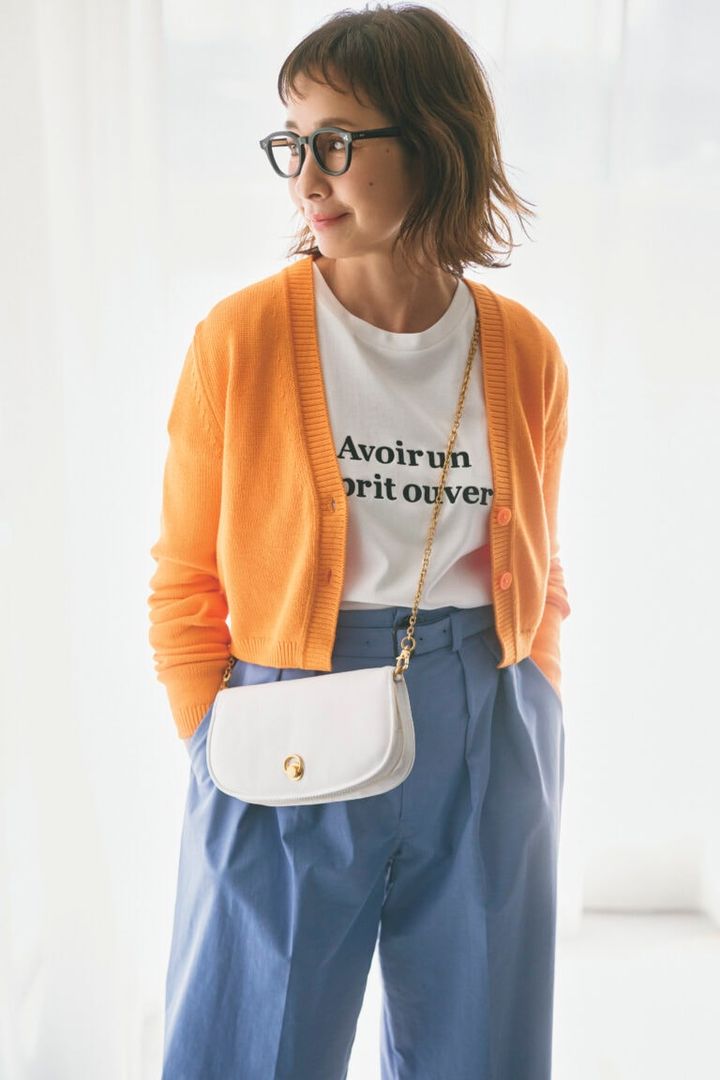 カーディガン¥18,000／バナナ・リパブリック、カットソー¥4,990／アンフィーロ（オンワード樫山）、パンツ¥28,600 ／レリル（マイク・グレー）、メガネ¥42,900／アイヴァン（アイヴァン 東京ギャラリー）、バッグ¥45,100／ジャンニキ アリーニ（ジャンニ キアリーニ 銀座店）