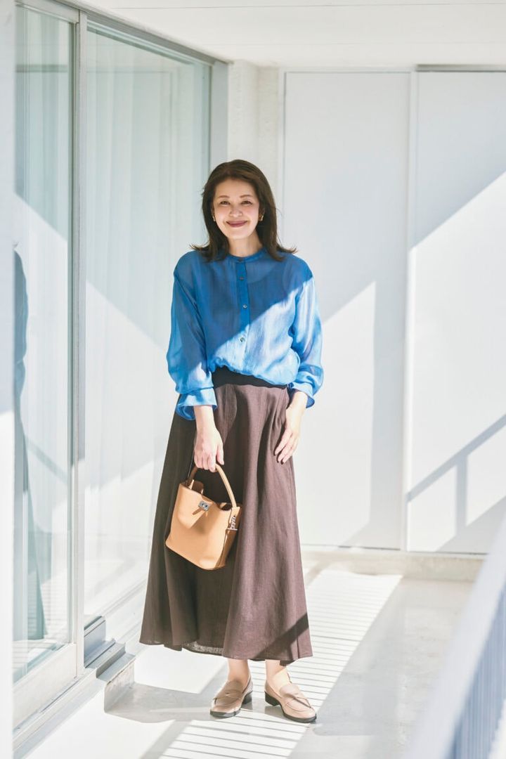 シャツ¥26,400／ボールジィ、バッグ¥148,940／ミチノ パリ（ともにトゥモローランド）、スカート（5月発売）¥8,990／アンフィーロ（オンワード樫山）、イヤリング¥7,700／アビステ、靴¥23,980／タラトン by ダイアナ（ダイアナ 銀座本店）、インナー／スタイリスト私物