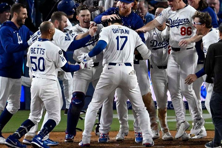 開幕8連勝を飾ったドジャース（中央：大谷翔平）（C）Getty Images