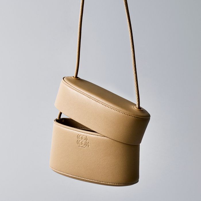 《GOOD GOODS ISSEY MIYAKE》に斬新なアイデアから生まれたバッグが新登場！曲げわっぱに着想を得た新シリーズ「BENT」