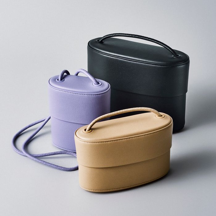 《GOOD GOODS ISSEY MIYAKE》に斬新なアイデアから生まれたバッグが新登場！曲げわっぱに着想を得た新シリーズ「BENT」